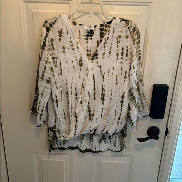 Anthropologie Umgee White and Green Blouse with V-Neck and Tie-Dye Design - Picture 2 of 4